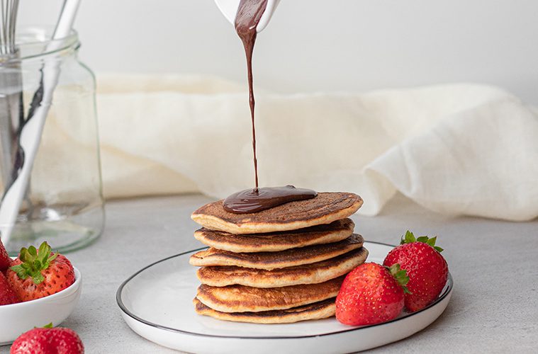 Receta: Pancakes de avena y plátano con salsa de chocolate fit