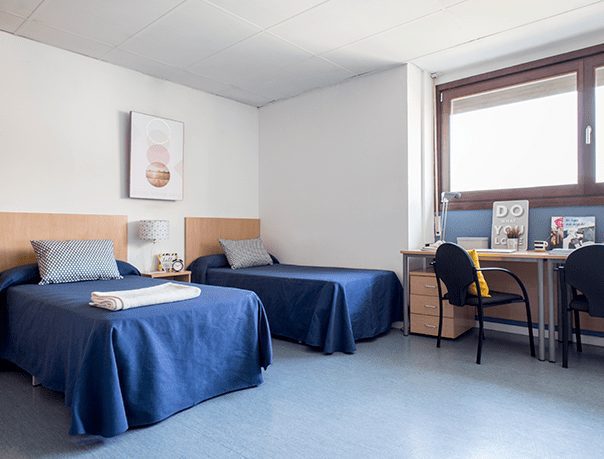 Habitaciones estudiantes resa lesseps estudio doble camas Carrussel Desk. Habitaciones 604x459