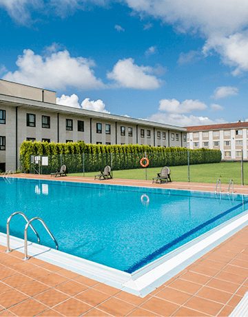 residencia-estudiantes-resa-siglo-xxi-piscina-jardin-360x460