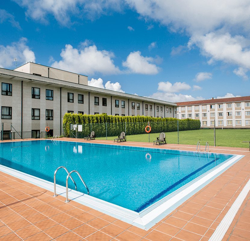 residencia-estudiantes-resa-siglo-xxi-piscina-jardin-830x800