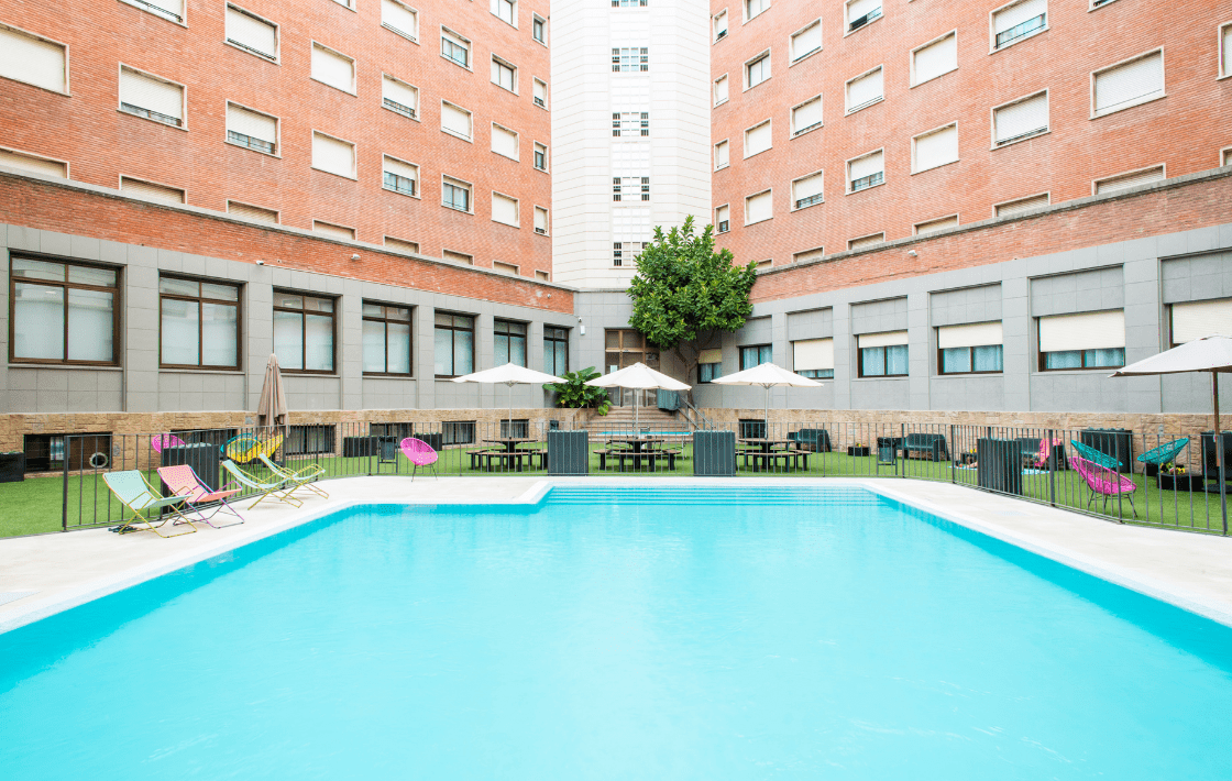 residencia-universitaria-resa-barcelona-diagonal-piscina-1120x710