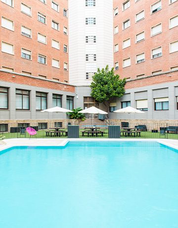 residencia universitaria resa barcelona diagonal piscina 360px