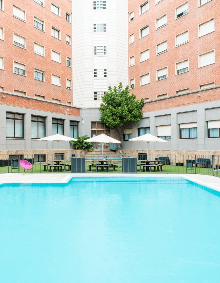 residencia-universitaria-resa-barcelona-diagonal-piscina-760x980