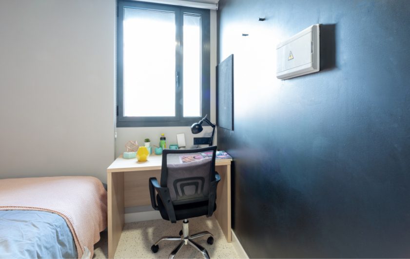 residencia universitaria resa moncloa habitacion individual confort escritorio 3 841x531px