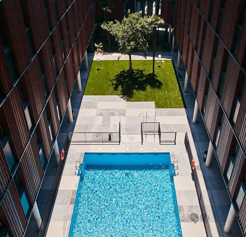 residencia-universitaria-resa-paseo-de-la-habana-piscina-rooftop-view-830x800